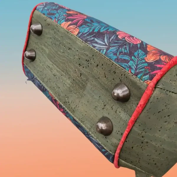 Schoudertas groen met grote ringen onderkant Schoudertas groen kurk met mooie grote ringen onderkant