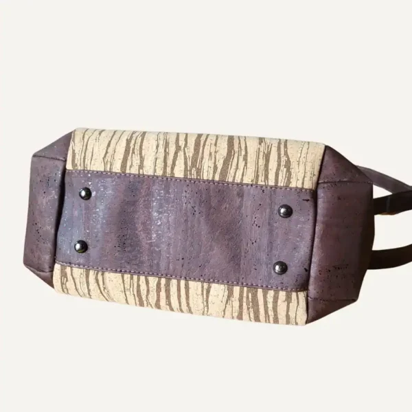 Stijlvolle schoudertas voor dames- bruin met strepen onderkant Stijlvolle schoudertas voor dames- bruin met strepen onderkant