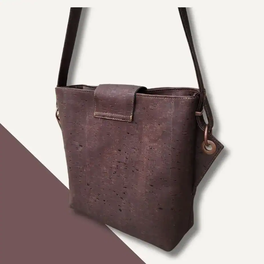 Grote schoudertas donkerbruin kurk achterkant Grote schoudertas donkerbruin kurk achterkant