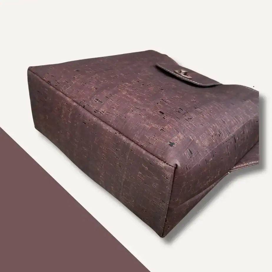 Grote schoudertas donkerbruin kurk onderkant Grote schoudertas donkerbruin kurk onderkant