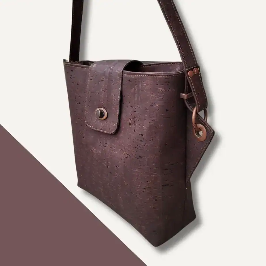 Grote schoudertas donkerbruin kurk zijkant Grote schoudertas donkerbruin kurk zijkant