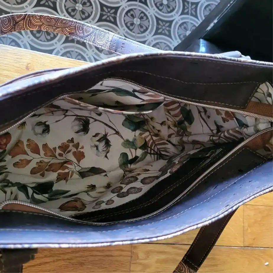 schoudertas bruin kurk met houtschijven binnenkant Schoudertas bruin kurk met houtschijven binnenkant