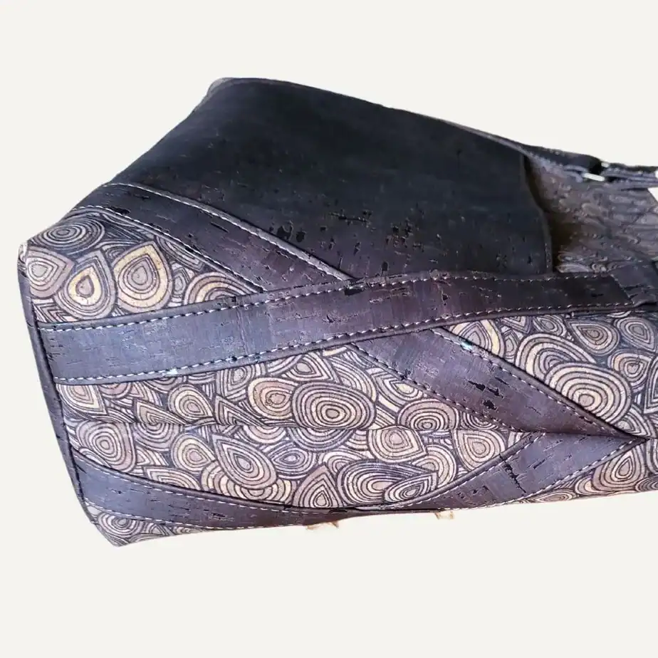 schoudertas bruin kurk met houtschijven detail zijkant Schoudertas bruin kurk met houtschijven detail zijkant