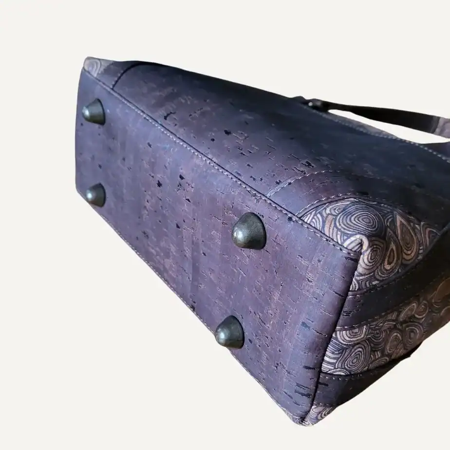 schoudertas bruin kurk met houtschijven onderkant Schoudertas bruin kurk met houtschijven onderkant