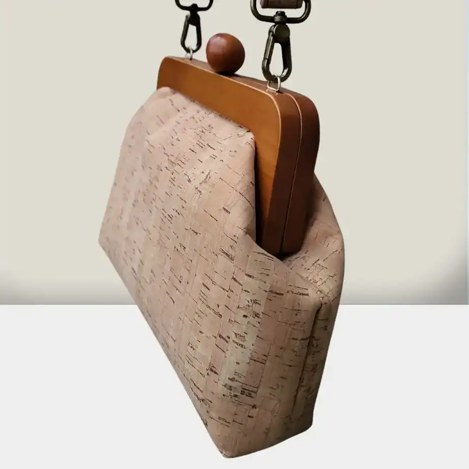 Kurk tas naturel met houten beugel zijaanzicht