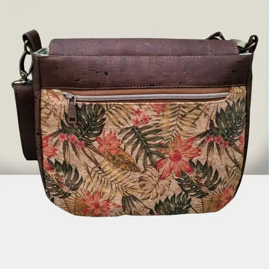 Crossbody tas bruin kurk met draaisluiting achterkant Crossbody tas donkerbruin kurk met klepsluiting achterkant