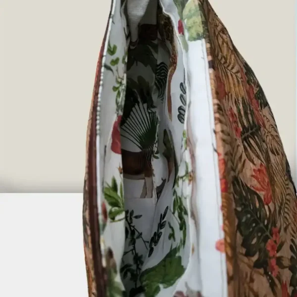 Crossbody tas bruin kurk met draaisluiting binnenkant Crossbody tas donkerbruin kurk met klepsluiting binnenkant