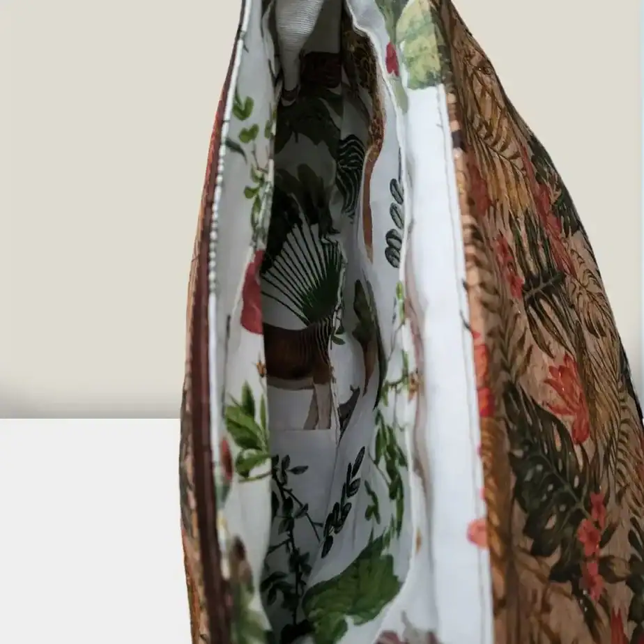 Crossbody tas bruin kurk met draaisluiting binnenkant Crossbody tas donkerbruin kurk met klepsluiting binnenkant