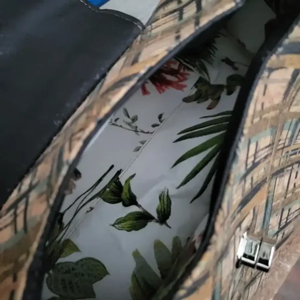 Schoudertas donkerblauw kurk met grote ringen binnenkant Schoudertas donkerblauw kurk met grote ringen binnenkant