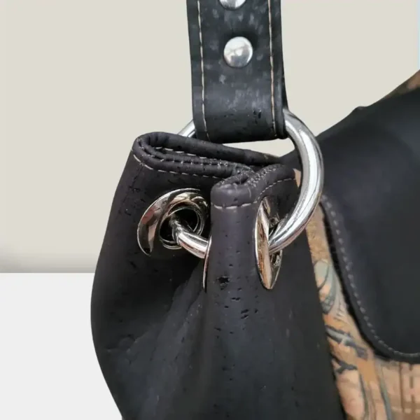 Schoudertas donkerblauw kurk met grote ringen detail Schoudertas donkerblauw kurk met grote ringen detail