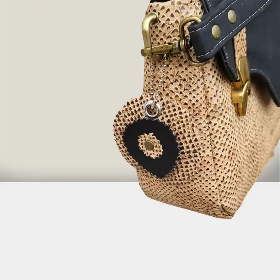 Schoudertas slangenprint kurk zijkant Crossbody tas kurk slangenprint detail zijkant