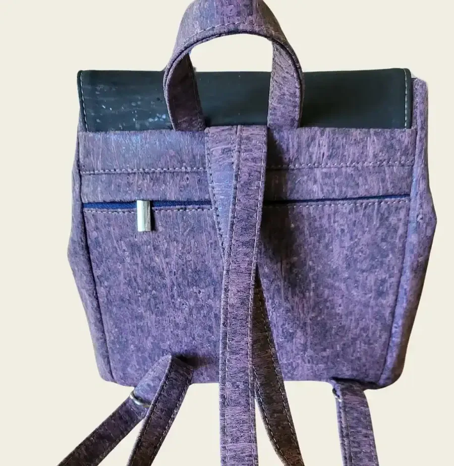Klein rugtasje paars kurk achterkant