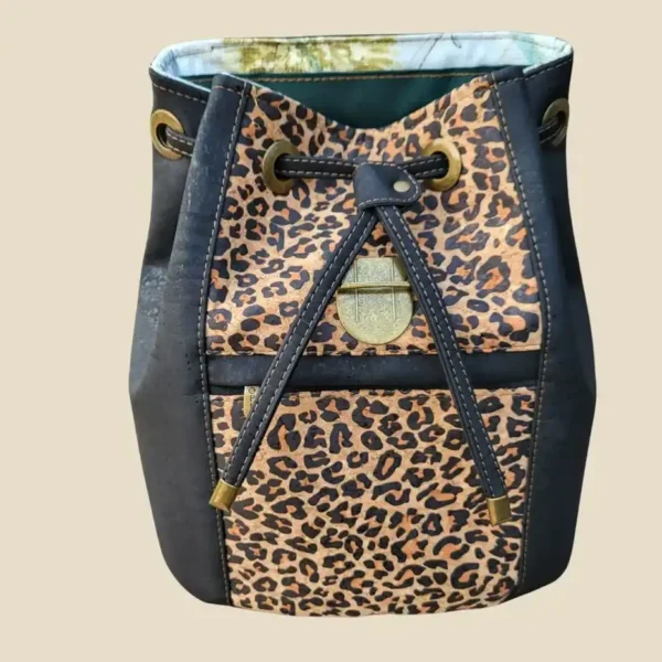 Rugtas kurk panterprint detail voorkant open Rugtas panterprint kurk voorkant open