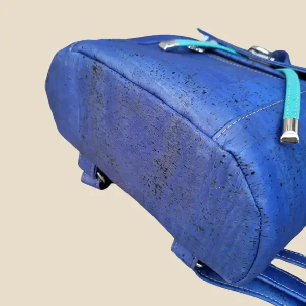 Rugtas blauw met turquoise accenten onderkant rugtas blauw kurk onderkant