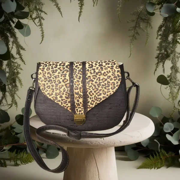 Schoudertas van zwart kurk met opvallende klep in panterprint