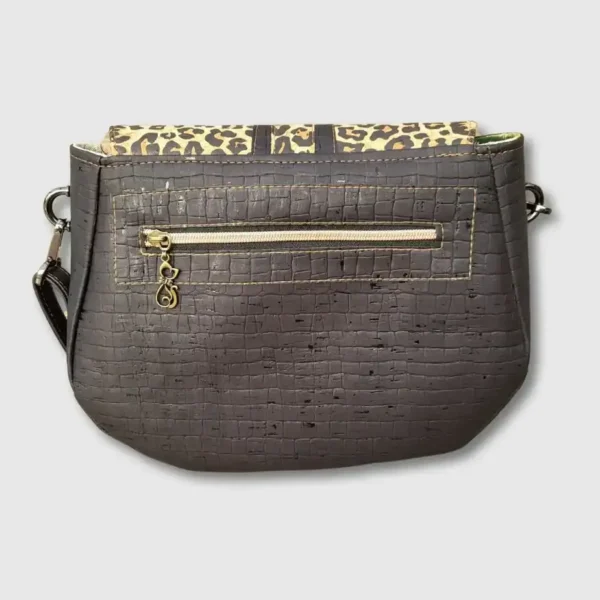 Schoudertas van zwart kurk met opvallende klep in panterprint achterkant