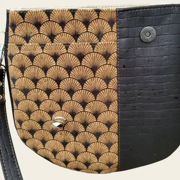 Zwarte schoudertas met waaiermotief voorvak Schoudertas zwart kurk met waaiermotief detail