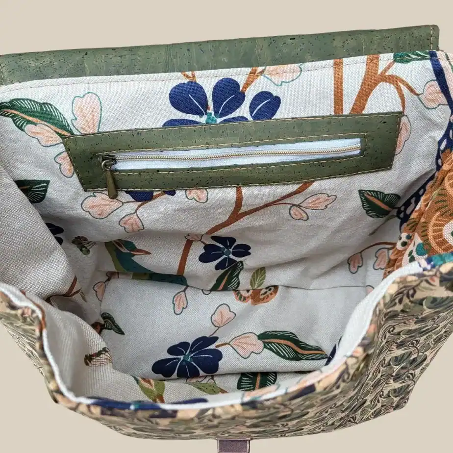 Crossbody kurk tas met groene klep binnenkant open Crossbody kurk tas met groene klep binnenkant open