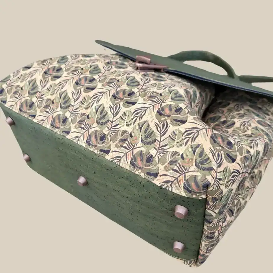 Crossbody kurk tas met groene klep onderkant Crossbody kurk tas met groene klep onderkant