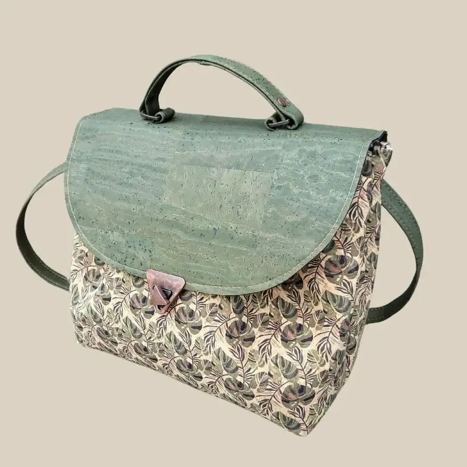 Crossbody kurk tas met groene klep voorkant Crossbody kurk tas met groene klep voorkant