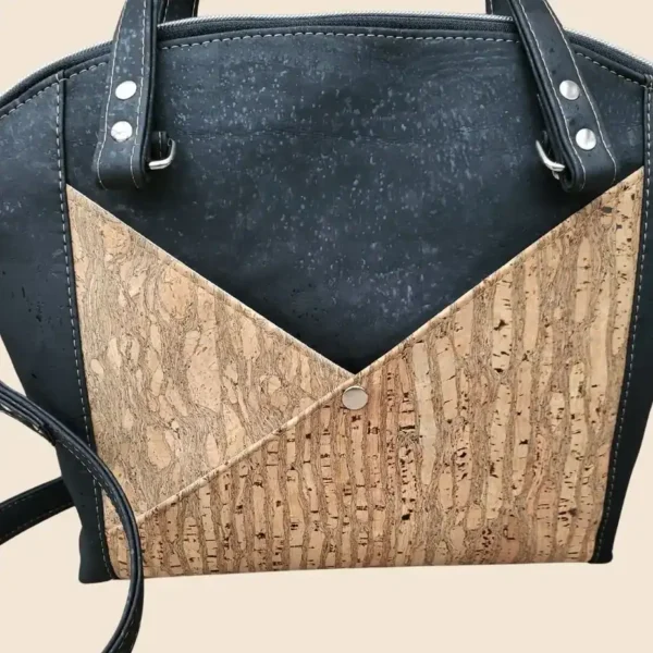 Zwarte schoudertas kurk met bruine accenten open voorvak Zwarte schoudertas kurk met bruine accenten open voorvak