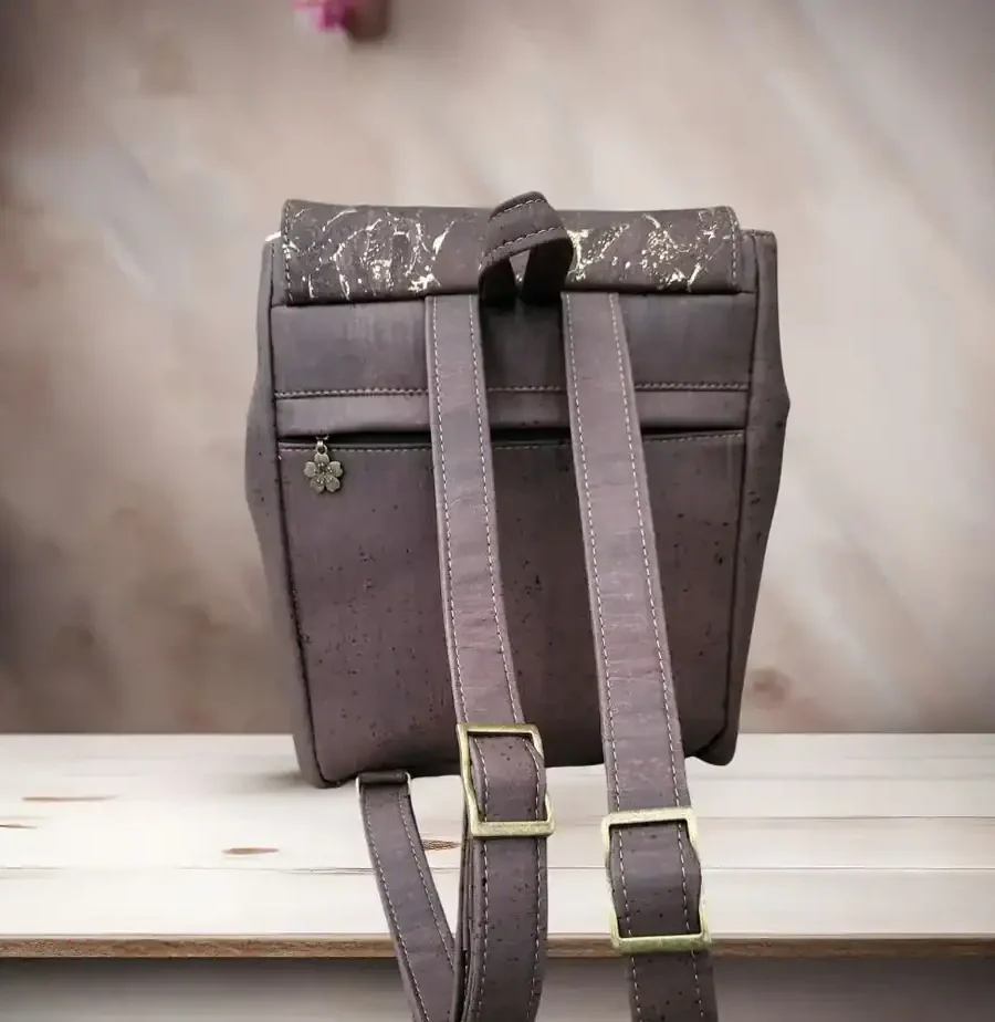 Bruine rugtas met goudkleurige accenten achterkant