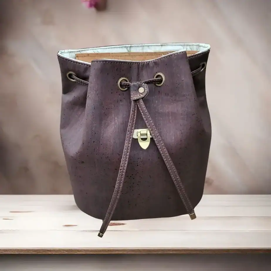 Bruine rugtas met goudkleurige accenten open