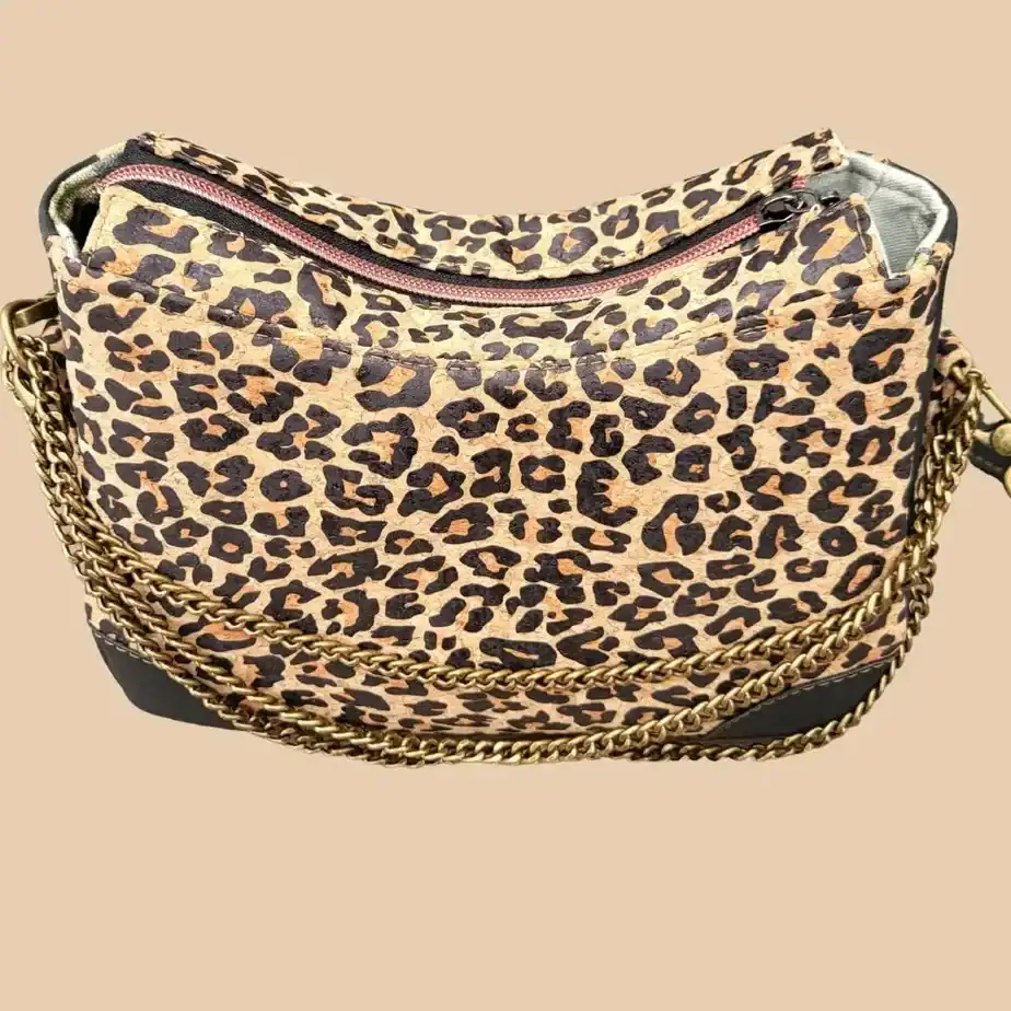 Panterprint schoudertasje van kurk bovenkant panterprint schoudertasje van kurk bovenkant