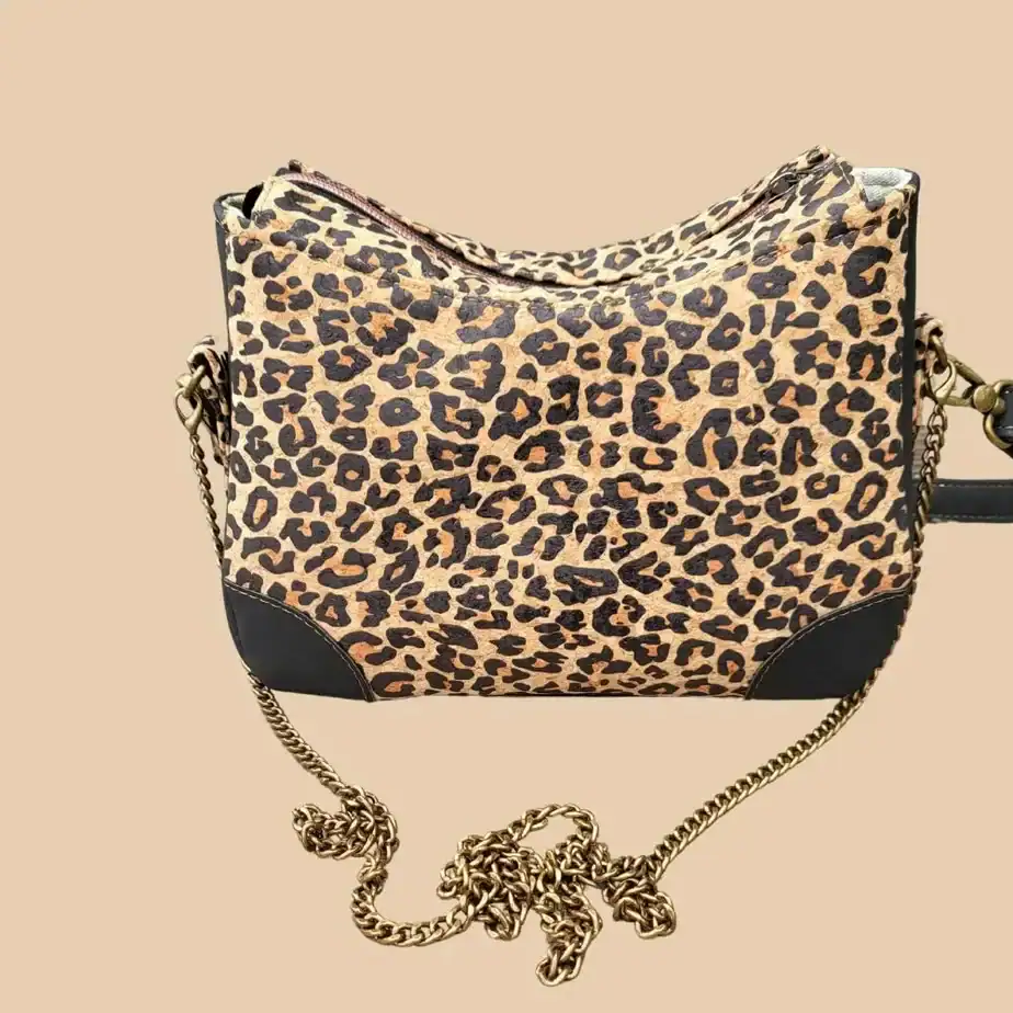 Panterprint schoudertasje van kurk lange ketting panterprint schoudertasje van kurk lange ketting