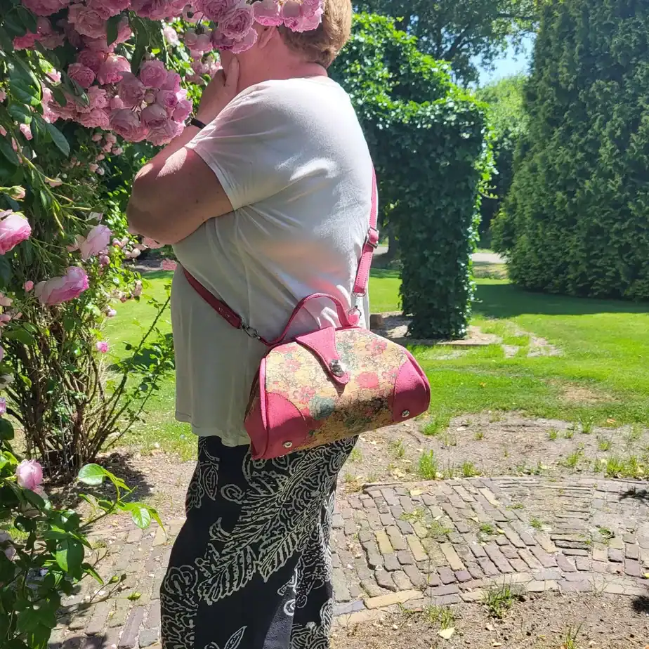 roze dokterstas dragen Kleine dokterstas dames roze kurk gedragen