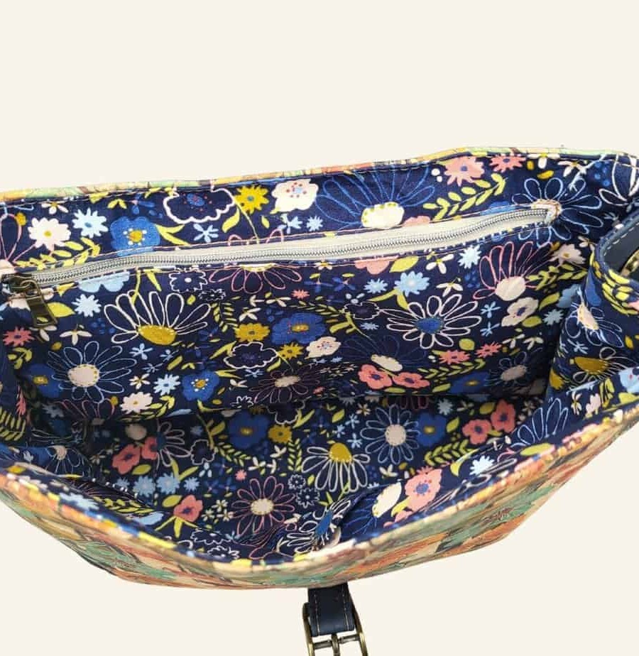 Kleine rugtas helderblauw kurk binnenkant