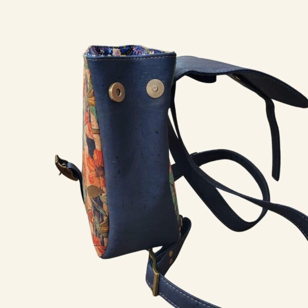 Kleine rugtas helderblauw kurk zijkant open