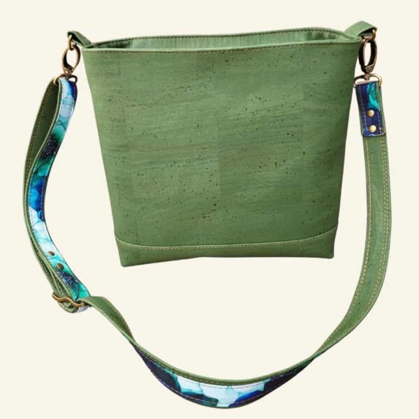 Schoudertas groen kurk met bloem achterkant