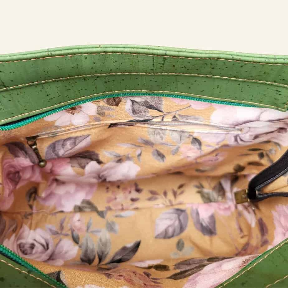 Schoudertas groen kurk met prachtige bloemen binnenkant Schoudertas groen kurk met bloem binnenkant