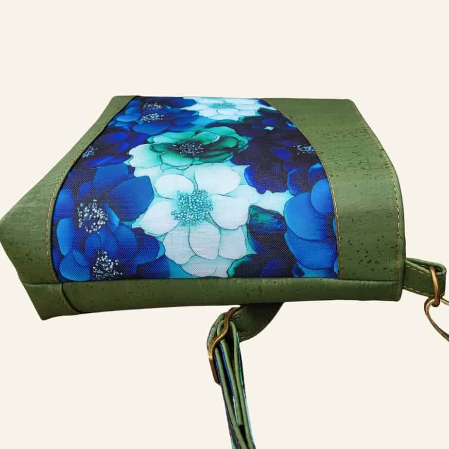 Schoudertas groen kurk met prachtige bloemen zijkant Schoudertas groen kurk met bloem zijkant