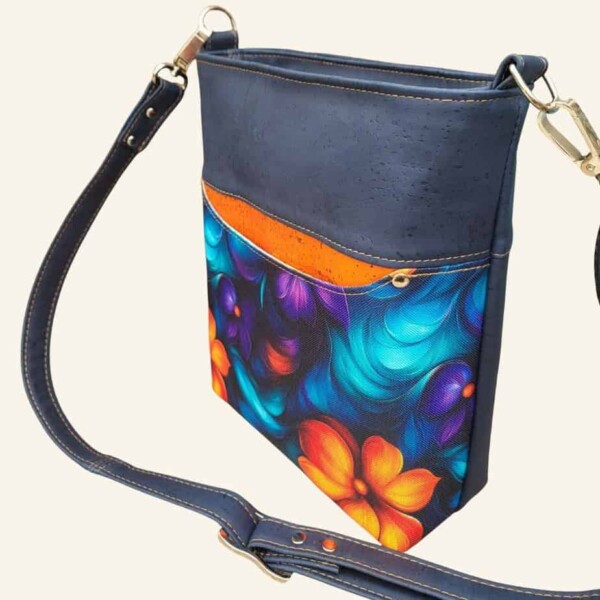 Kleurrijke crossbody tas van kurk zijkant