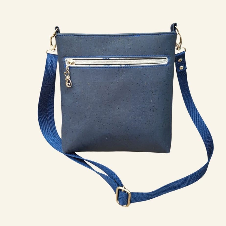 Klein kurk tasje donkerblauw met witte bloemen achterkant