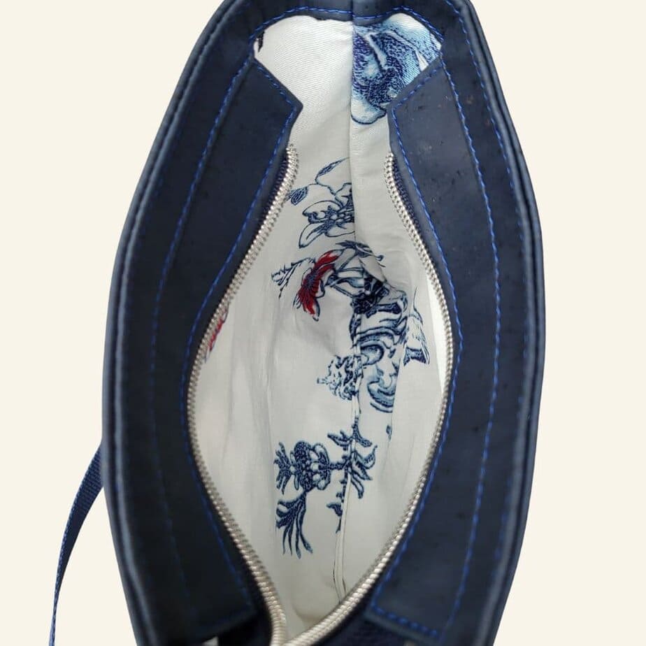 Klein kurk tasje donkerblauw met witte bloemen binnenkant