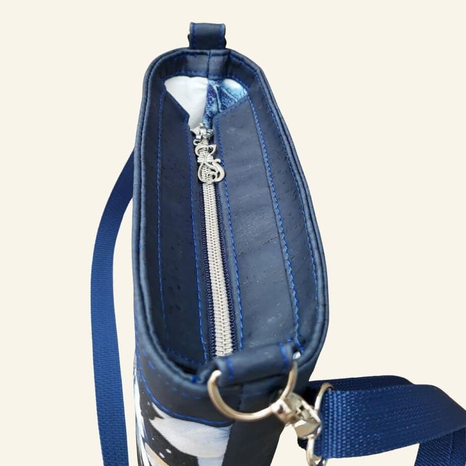 Klein kurk tasje donkerblauw met witte bloemen bovenkant