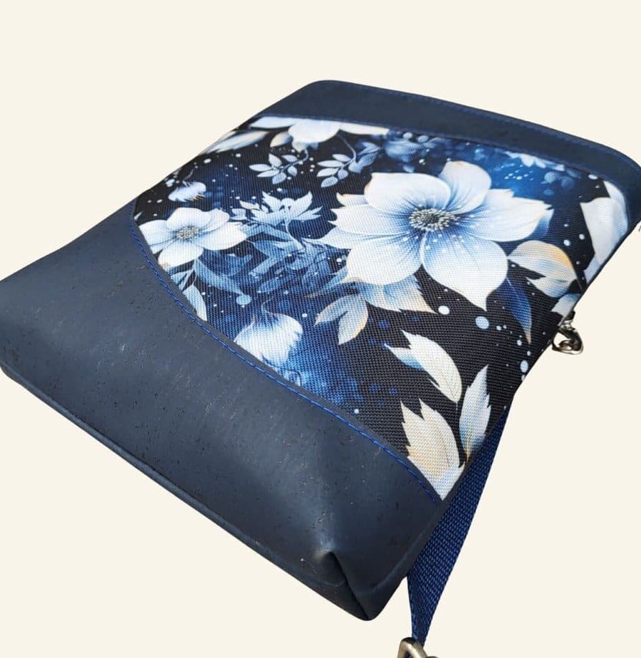 Klein kurk tasje donkerblauw met witte bloemen overzicht