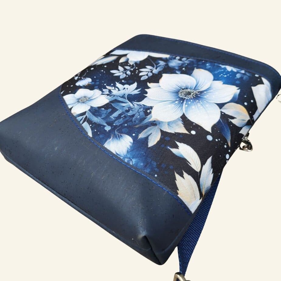 Klein kurk tasje donkerblauw met witte bloemen overzicht