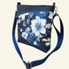 Klein kurk tasje donkerblauw met witte bloemen zijkant