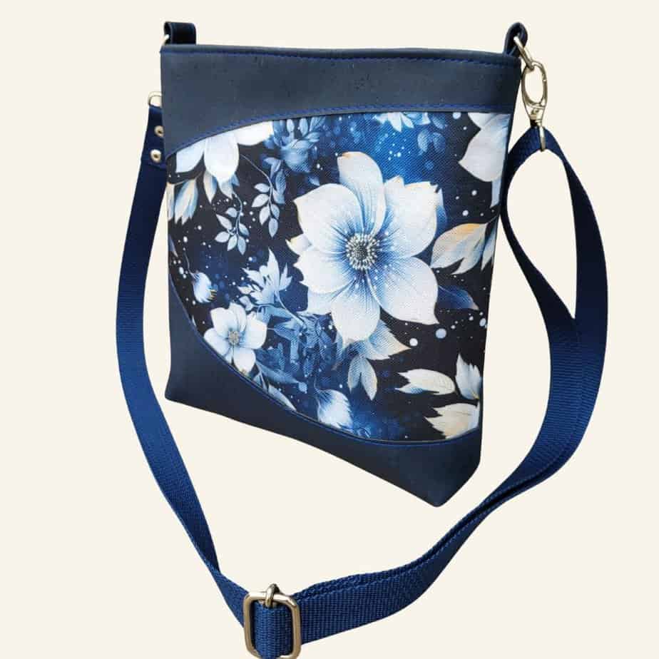 Klein kurk tasje donkerblauw met witte bloemen zijkant