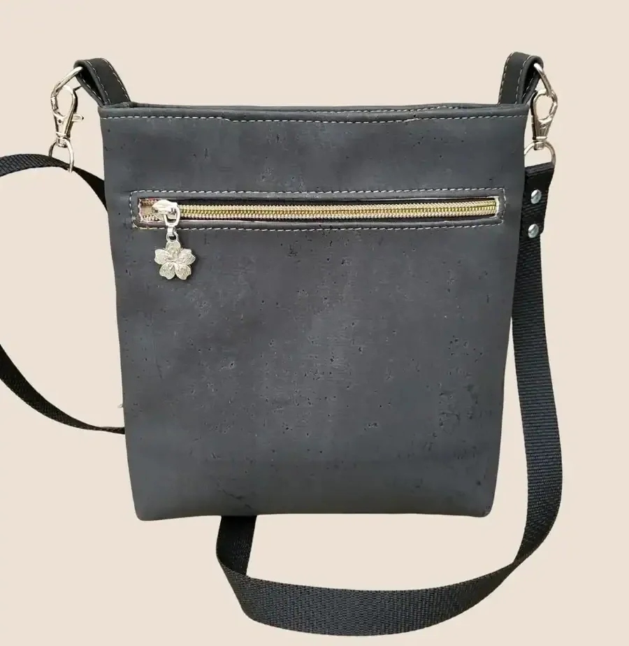 Zwart kurk tasje met rode bloemen achterkant