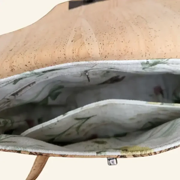 Schoudertas naturel kurk met draaislot binnenkant Schoudertas naturel kurk met botanische bloemen binnenkant