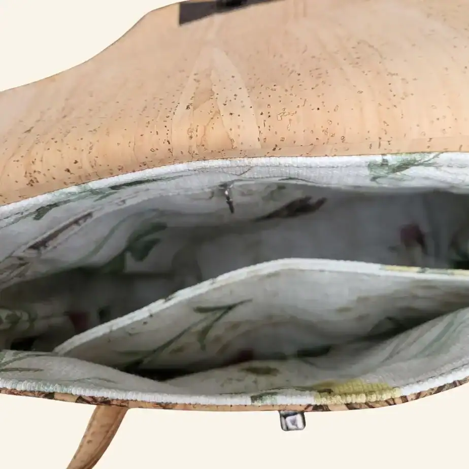 Schoudertas naturel kurk met draaislot binnenkant Schoudertas naturel kurk met botanische bloemen binnenkant