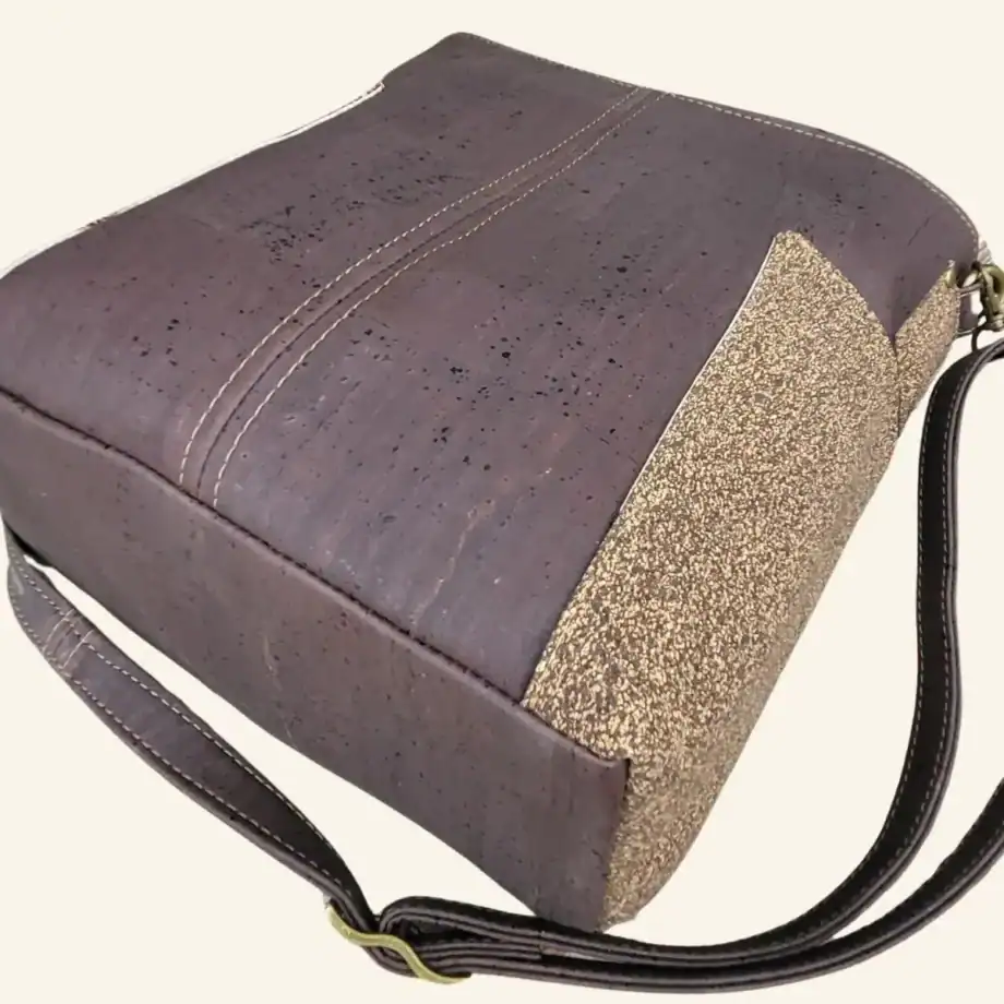 Bruine schoudertas van kurk duurzaam & vegan Foxxybags achterkant Bruine schoudertas van kurk duurzaam achterkant