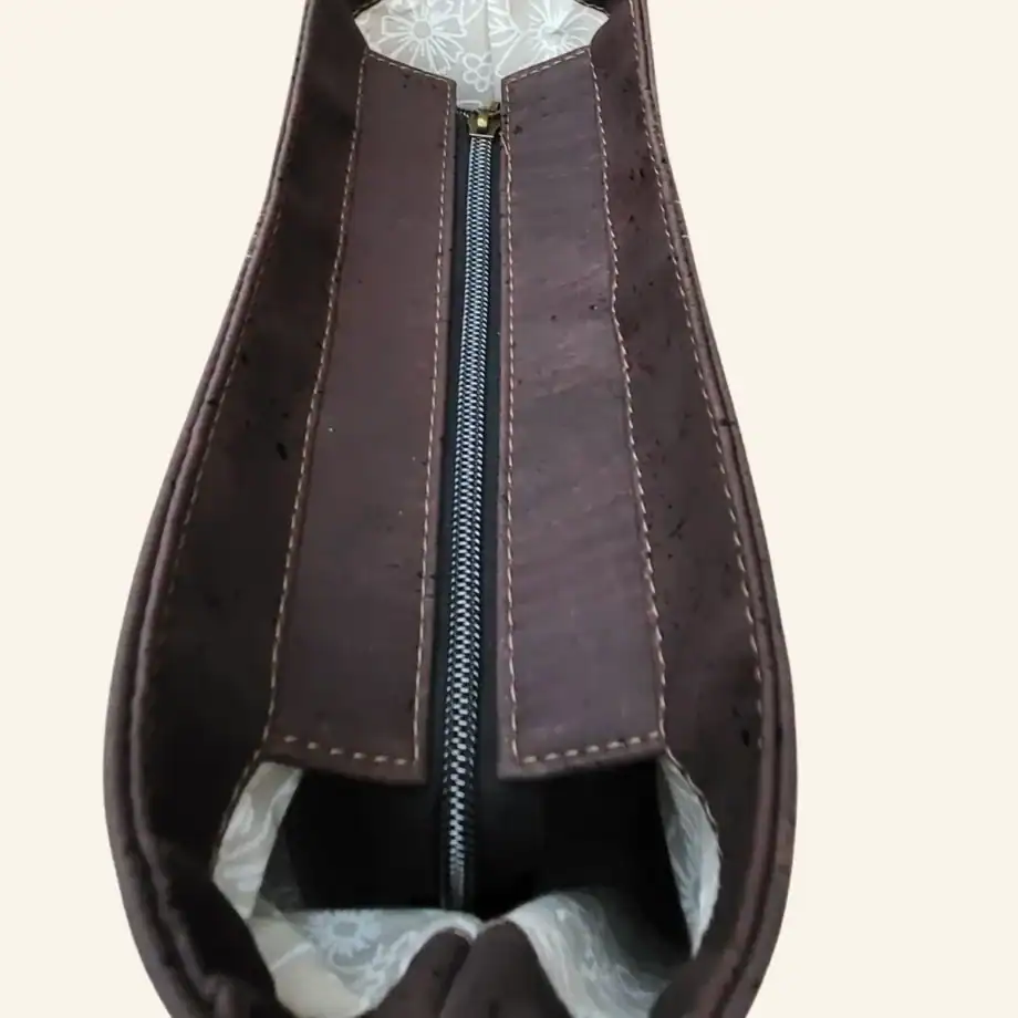 Bruine schoudertas van kurk duurzaam & vegan Foxxybags bovenkant Bruine schoudertas van kurk duurzaam bovenkant