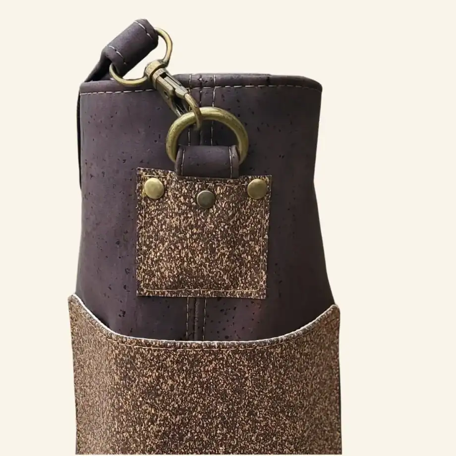 Bruine schoudertas van kurk duurzaam & vegan Foxxybags zijkant Bruine schoudertas van kurk duurzaam zijkant
