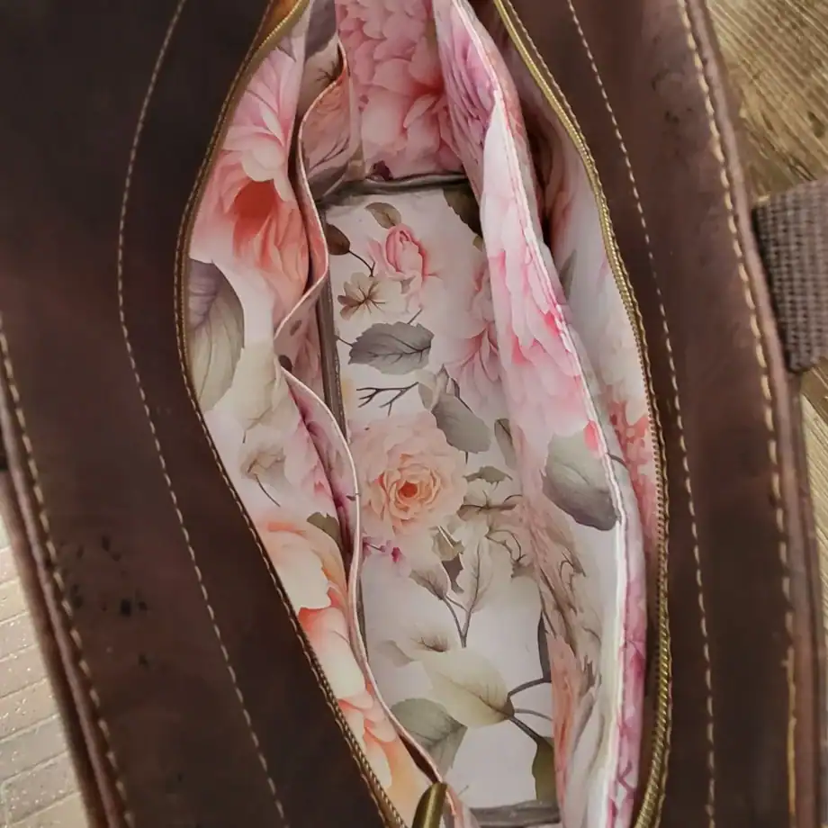 Laptop tas naturel en bruin kurk binnenkant Handgemaakte kurk laptop tas detail binnenkant